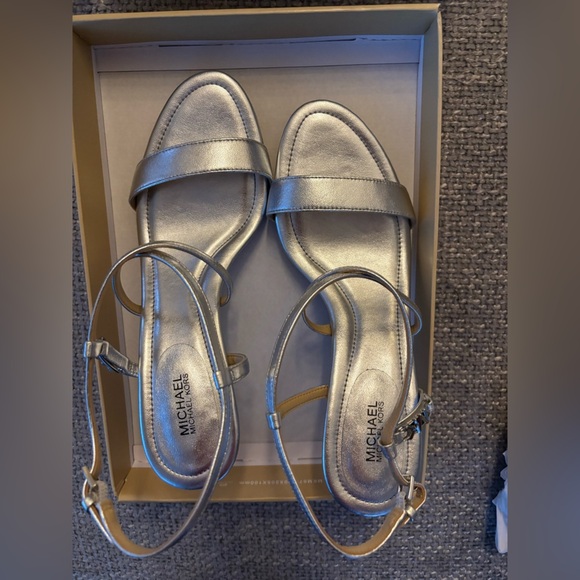 Michael Kors Metallic Silver Leather Sandals – Size 9 – Brand New - Picture 4 of 11